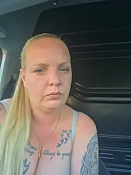 Stripchat Live Sex Cam of QueenMelissaa