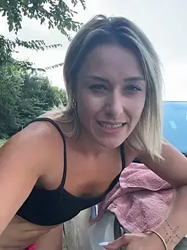 Stripchat Free Live Porn of petrouchkaaa_