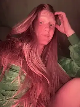 Stripchat Sex Cam of GoldenFlameGoddess