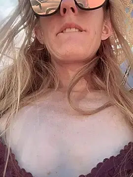 Stripchat Sex Cam of GoldenFlameGoddess