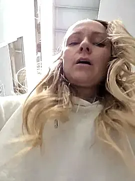 Stripchat Live Sex Cam of Bondgirl_013