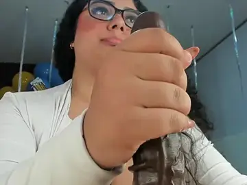 Stripchat Free Porn Cam of Karla18_