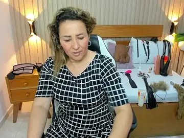 Stripchat Live Sex Cam of luciana_ballesteros_