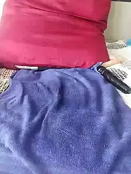 Stripchat Sex Cam of WildnWetMilfX36