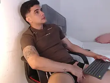 Stripchat Free Live Porn of adam_levis17