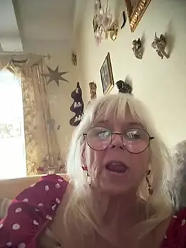 Stripchat Nude Webcam of HotGrandma70