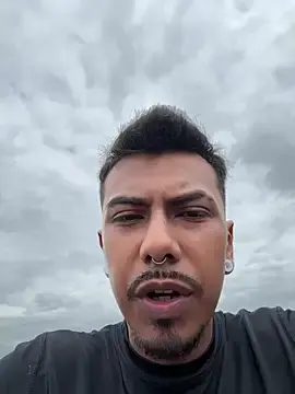 Stripchat Live Sex Cam of Latinmoster_boss