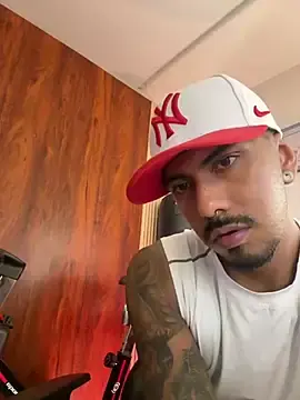 Stripchat Sex Cam of Latinmoster_boss