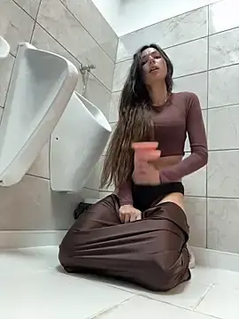 Stripchat Watch Live Sex Cams of -_MiaQueen_-