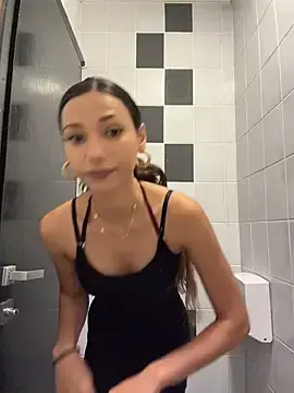 Stripchat Live Porn of -_MiaQueen_-