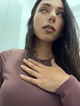 Stripchat Live Sex Cam of -_MiaQueen_-