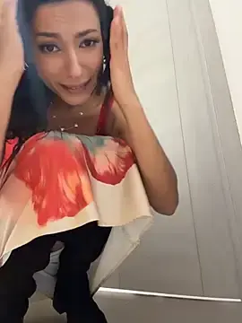 Stripchat Sex Cam of -_MiaQueen_-