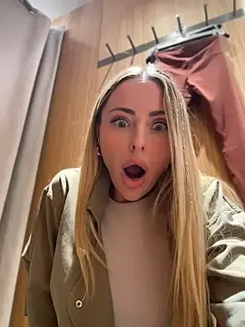 Stripchat Live Sex Cam of EmaSalis