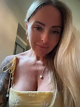 Stripchat Best live sex cam show of EmaSalis