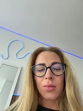 Stripchat Free Porn Cam of streetdoll