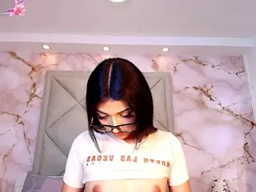 Stripchat Live Sex Cam of Mhiaa_Sweet