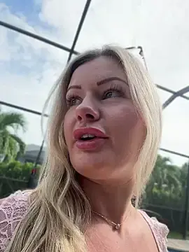 Stripchat Live Sex Cam of LoveShae_