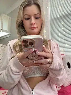 Stripchat Nude Webcam of LoveShae_