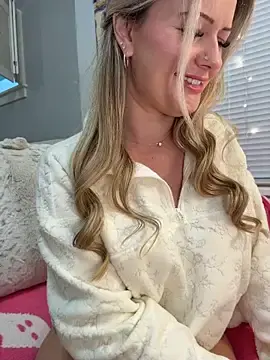 Stripchat Watch Live Sex Cams of LoveShae_