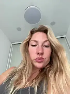 Stripchat Live Sex Cam of LuisaBecker