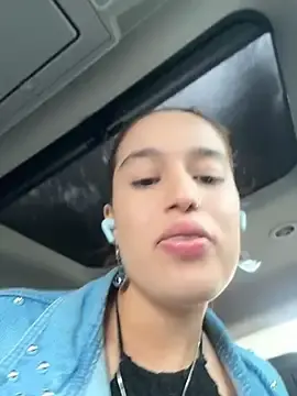 Stripchat Live Sex Cam of isabella_ferrer99