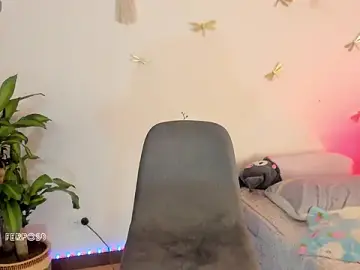 Stripchat Live Sex Cam of princessluna_19