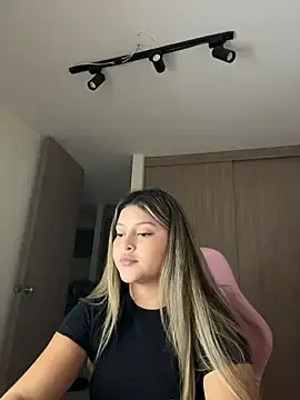 Stripchat Sex Cam of lunablossom_