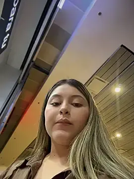 Stripchat Free Porn Cam of lunablossom_