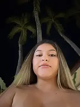 Stripchat Free Porn Cam of lunablossom_