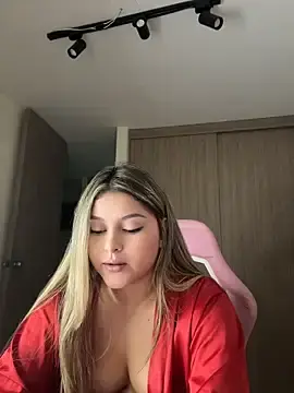 Stripchat Live Sex Cam of lunablossom_