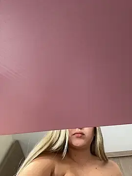 Stripchat Sex Cam of lunablossom_