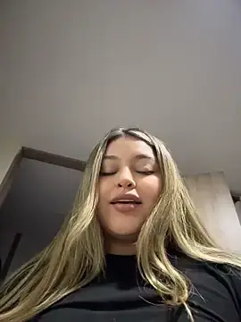 Stripchat Watch Live Sex Cams of lunablossom_