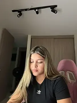 Stripchat Free Porn Cam of lunablossom_
