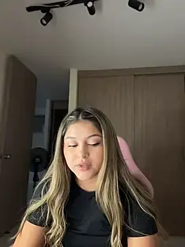 Stripchat Sex Cam of lunablossom_