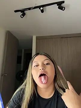 Stripchat Free Live Porn of lunablossom_