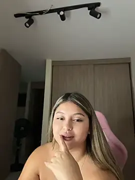 Stripchat Sex Cam of lunablossom_