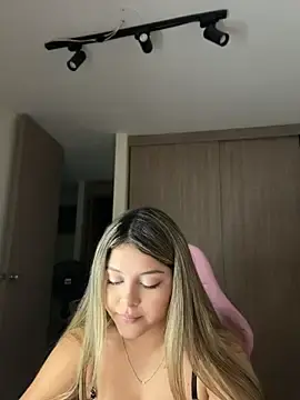Stripchat Free Live Porn of lunablossom_