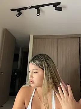 Stripchat Sex Cam of lunablossom_