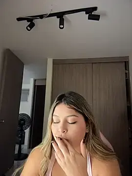 Stripchat Free Porn Cam of lunablossom_