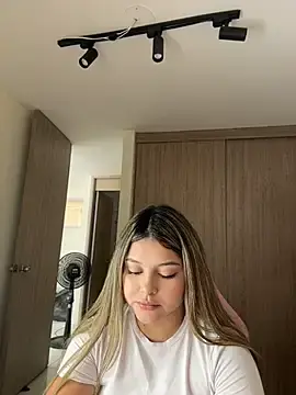Stripchat Sex Cam of lunablossom_
