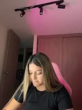 Stripchat Live Sex Cam of lunablossom_