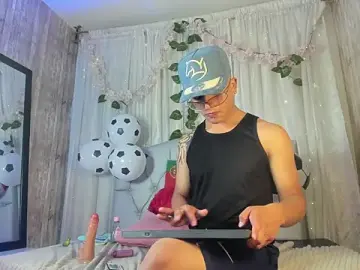 Stripchat Live Sex Cam of your_kitty_boy