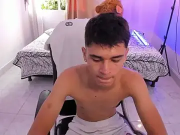 Stripchat Nude Webcam of Aron_Boyy