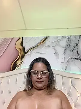 Stripchat Sex Cam of Lucy_Milf_474