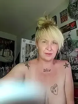 Stripchat Live Porn of NutNmyGUTdaddy