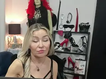 Stripchat Adult Webcams of crystaLUX