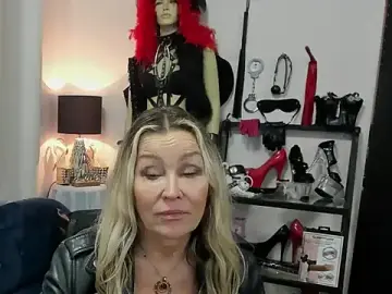 Stripchat Watch Live Sex Cams of crystaLUX