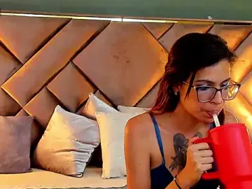 Stripchat Sex Cam of Emily_Lopera