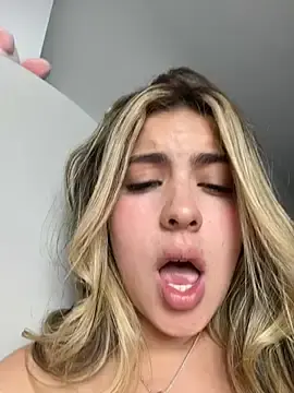 Stripchat Best live sex cam show of Cloee_Rainbow1