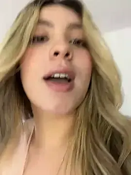 Stripchat Live Porn of Cloee_Rainbow1